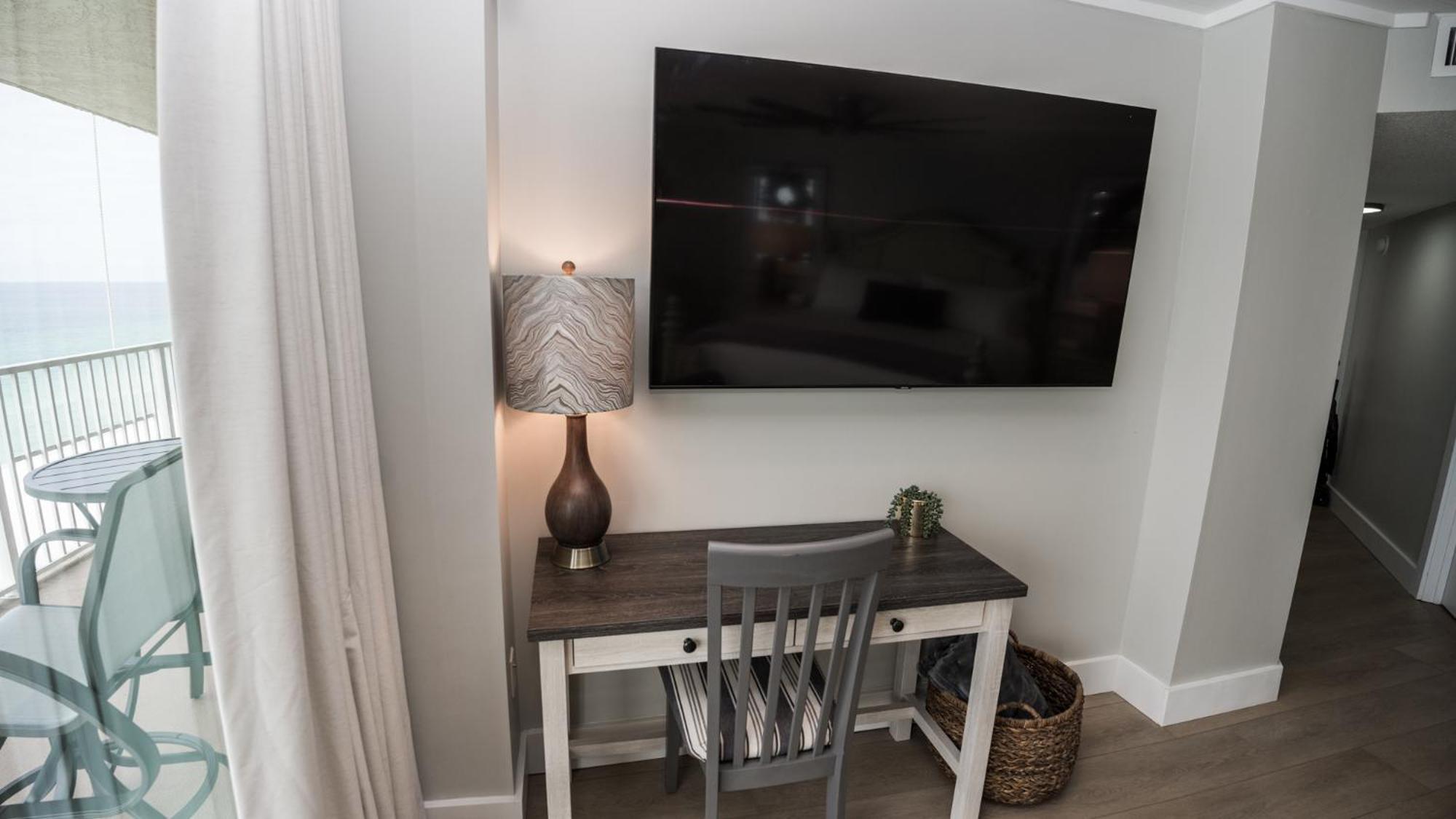 Apartment New - 3br 3ba Corner Beachfront - 2024 Remodel - 3 Pools, Tiki Hut, Gym, Tennis