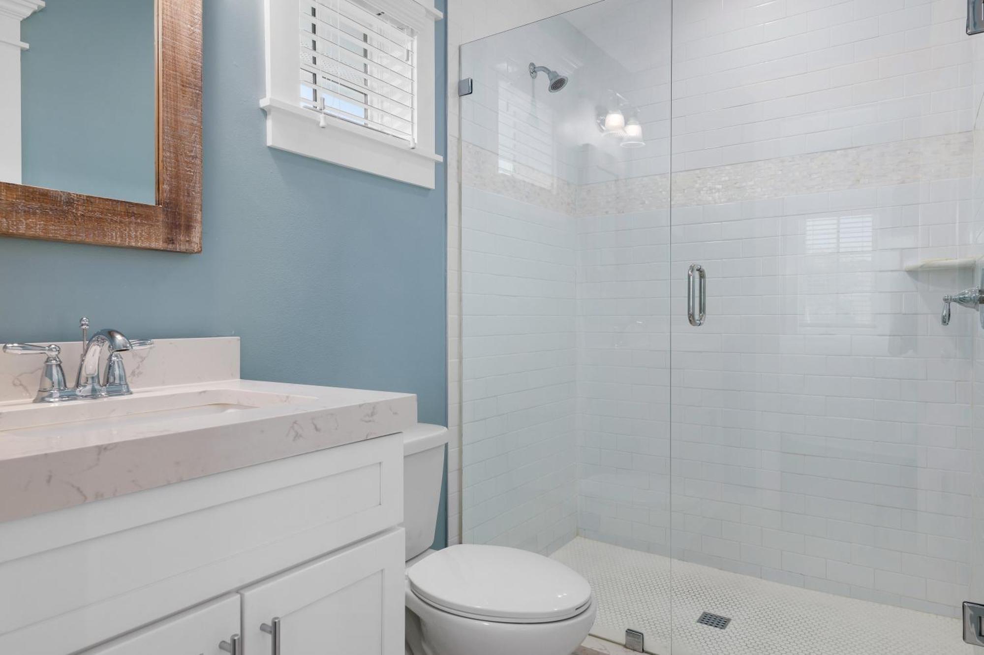 Ocean Star! 7 Bdrms, 7 Baths! Beaches Less Than 5min Walk To Beach! Holmes Beach