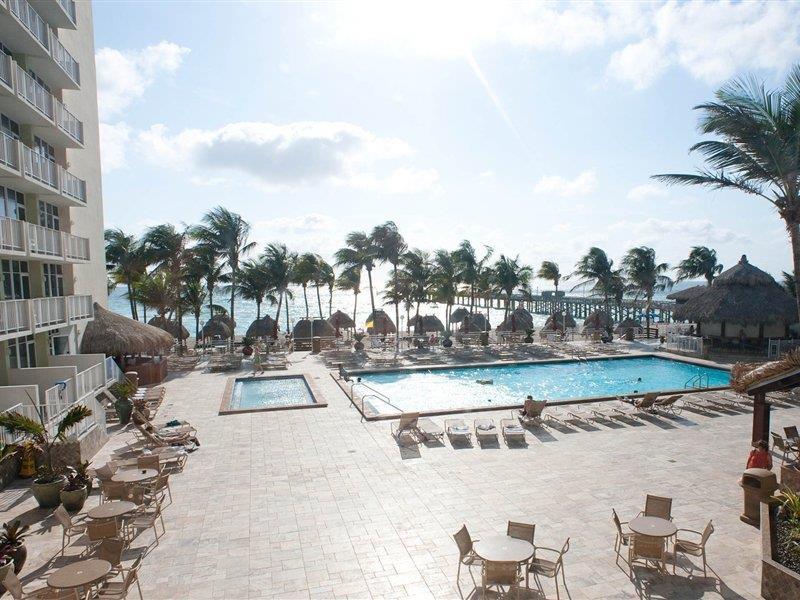 Resort Newport Beachside &