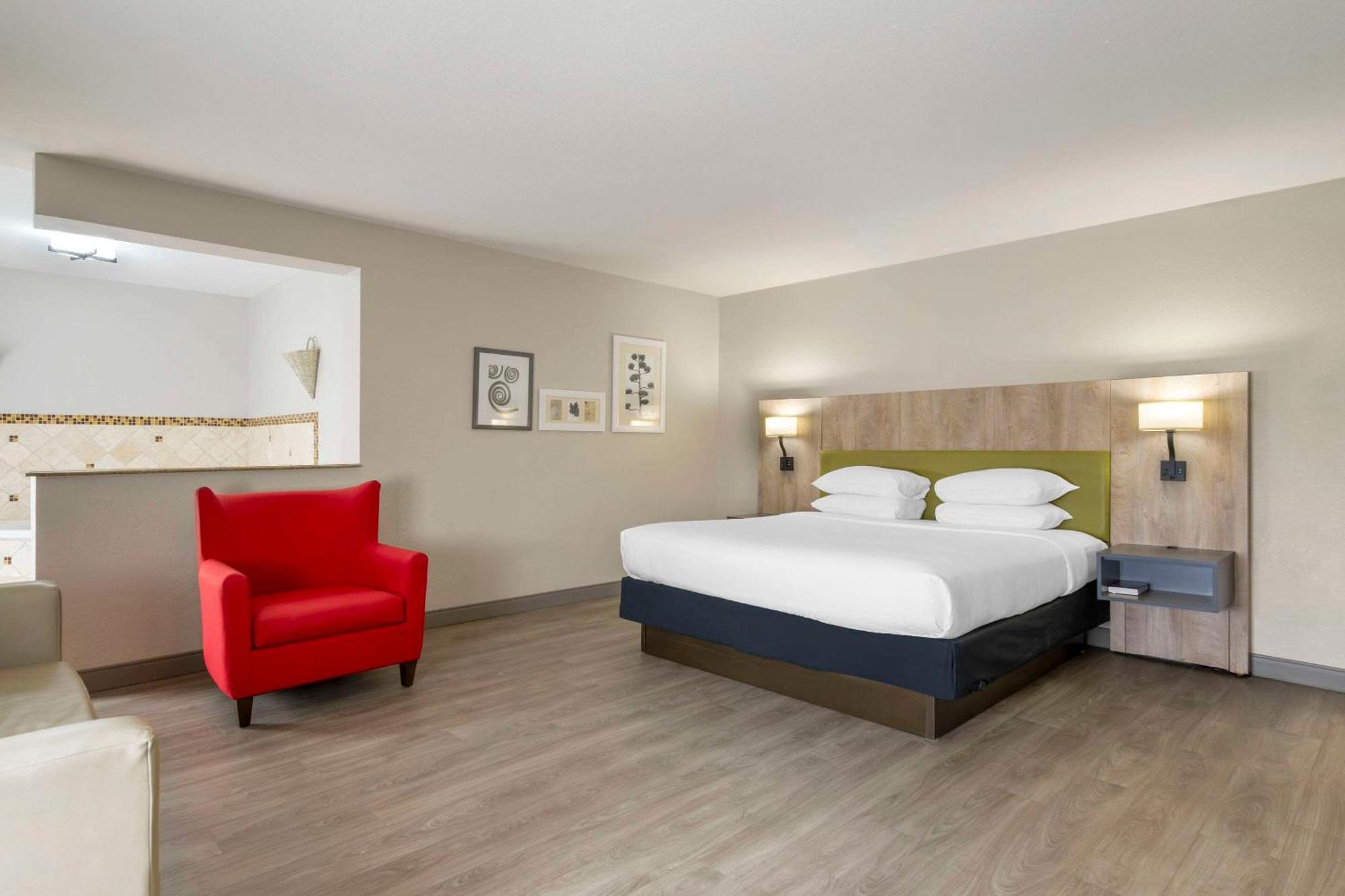 Country & By Radisson, Airport North, Fl
