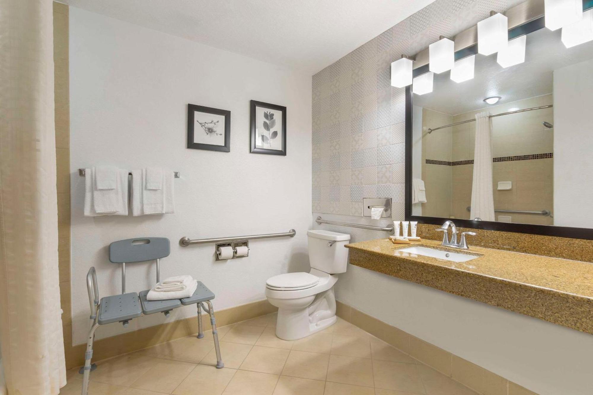 Hotel Country & By Radisson, Airport North, Fl