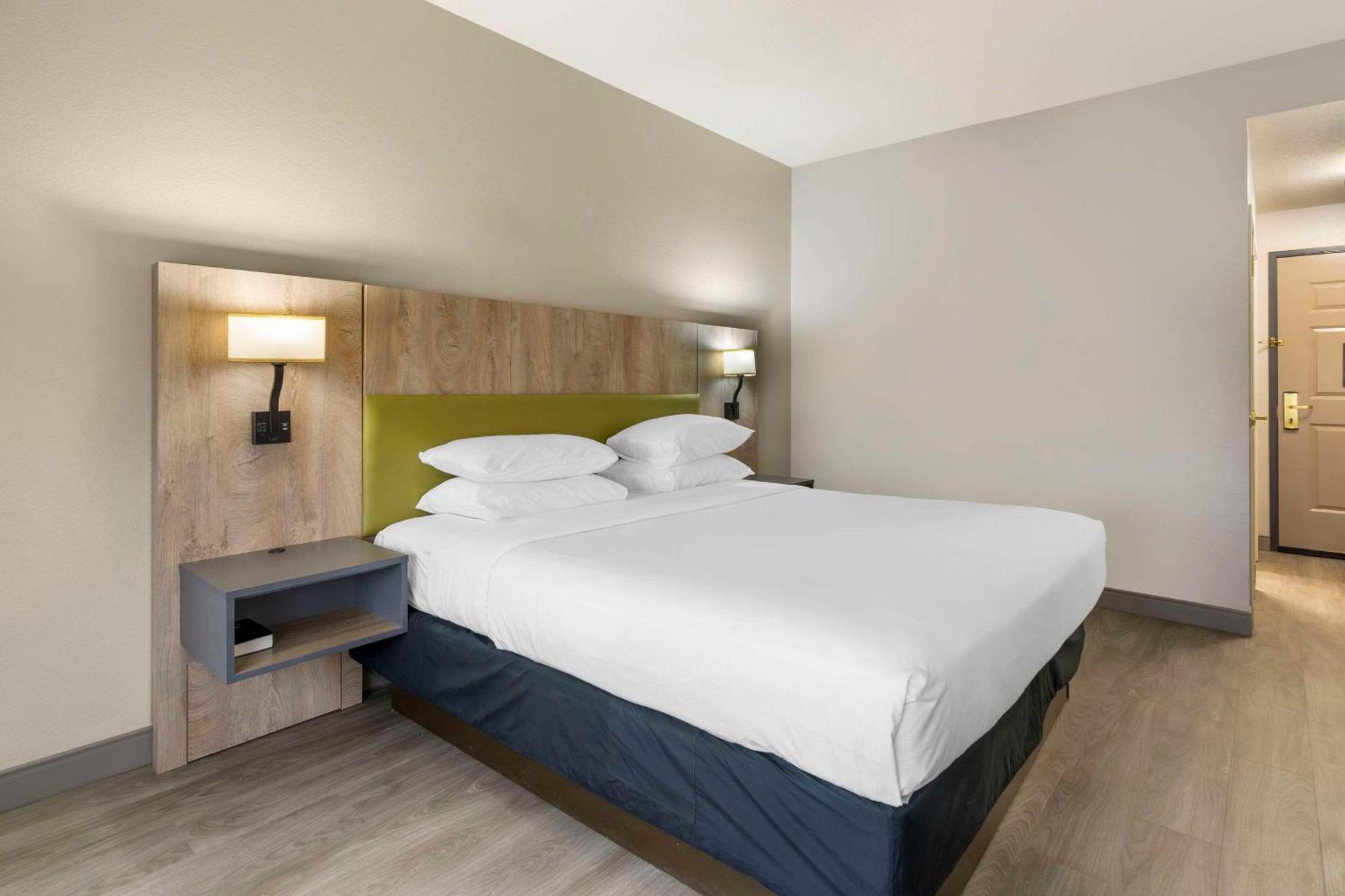 Country & By Radisson, Airport North, Fl 3*