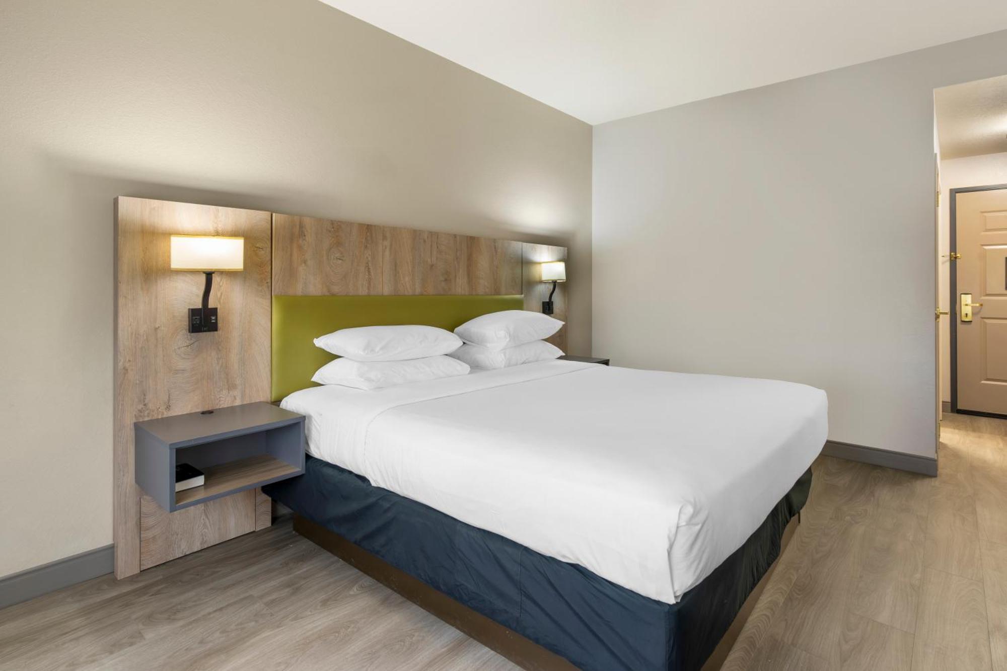 Country & By Radisson, Airport North, Fl