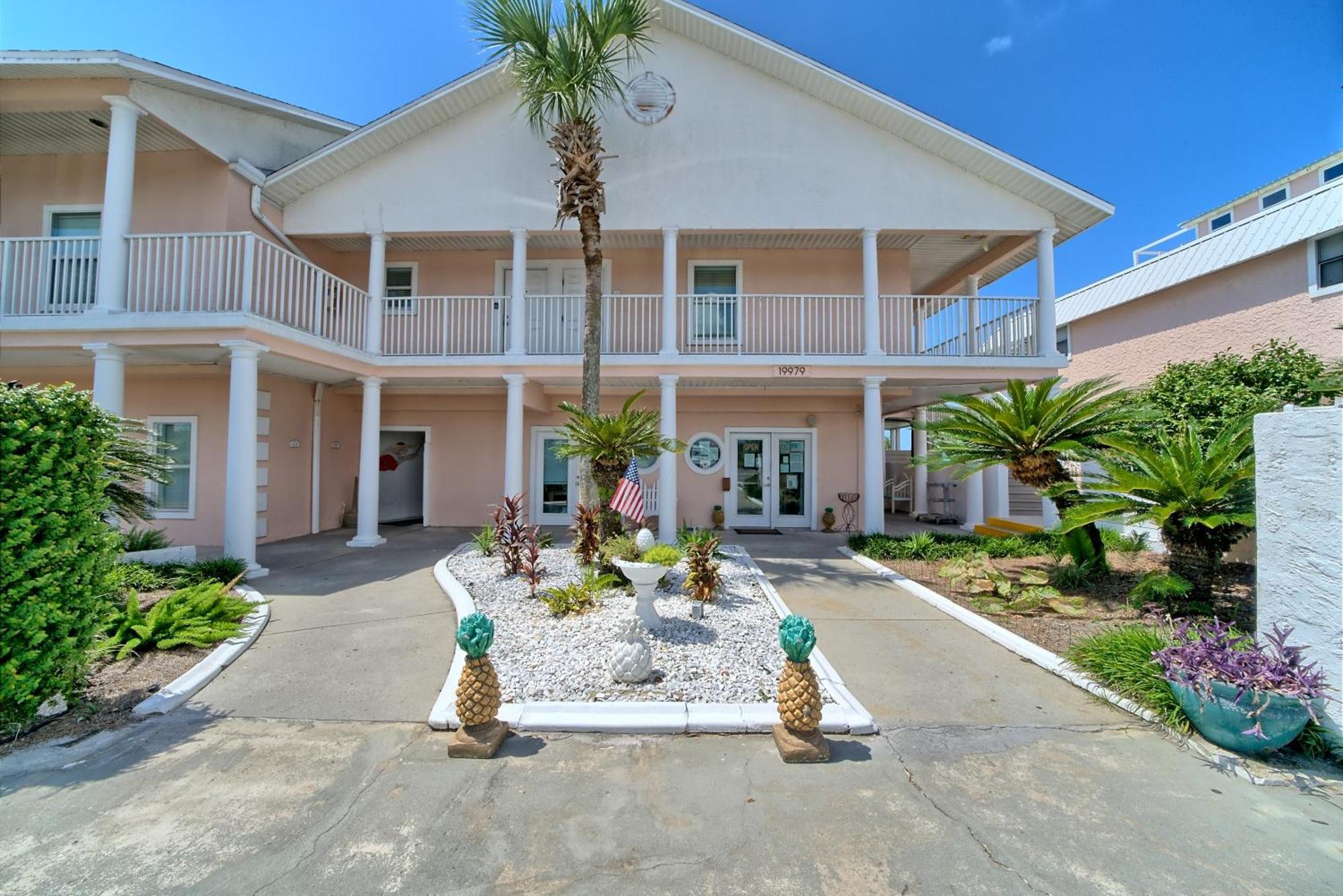 Pineapple Aparthotel 3*