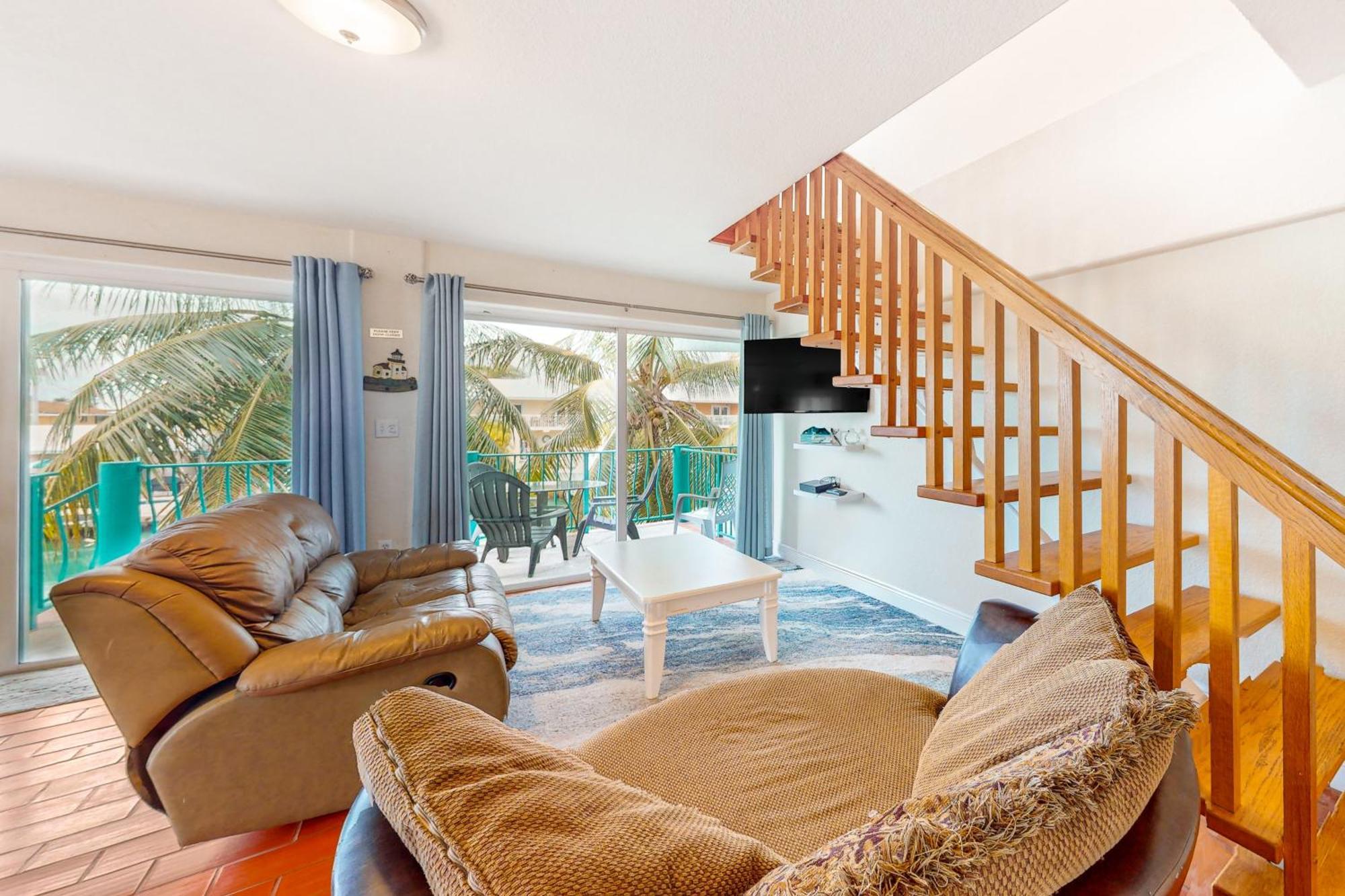 Breezy Palms & Tropical Charm Holiday home *
