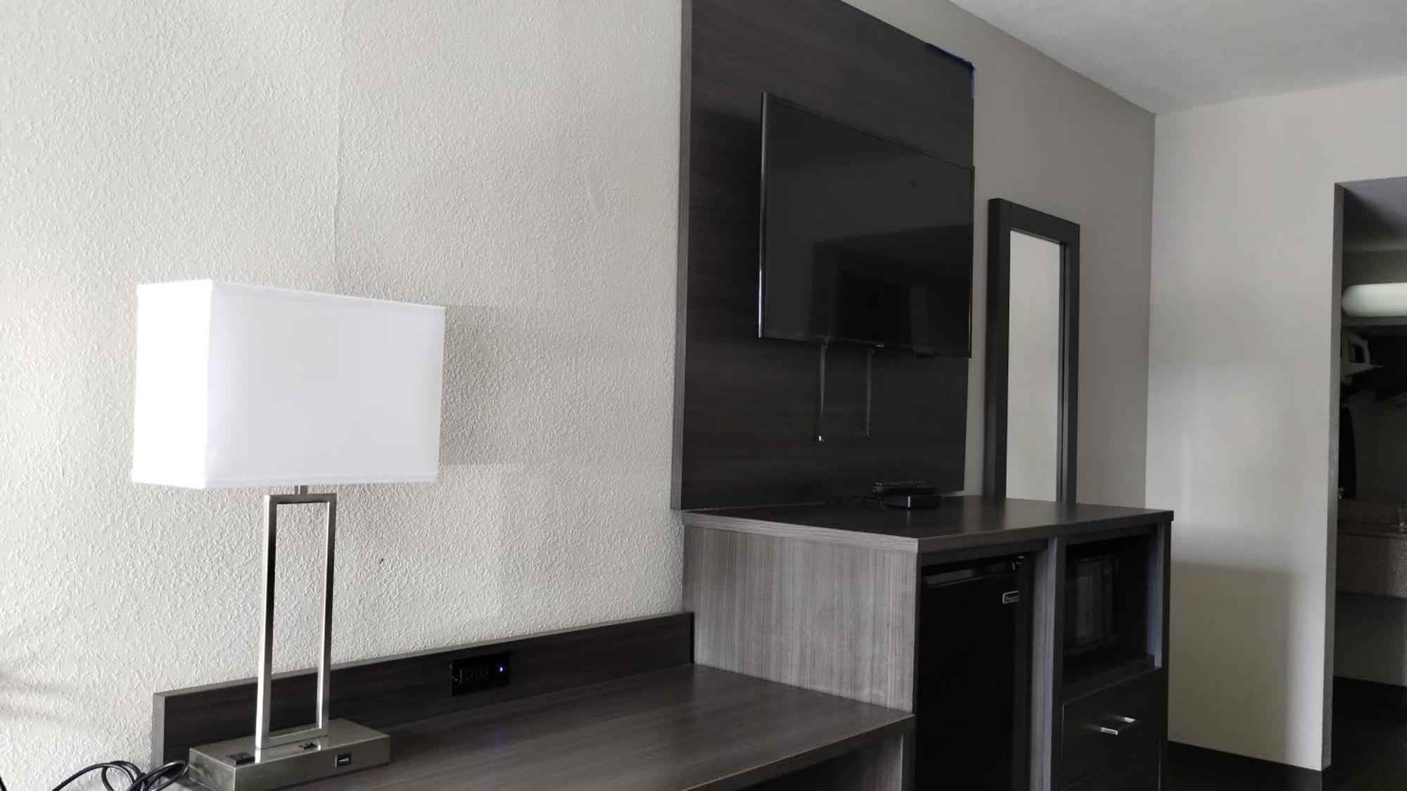 Hotel Super 8 By Wyndham Near Lauderdale Arpt 2*