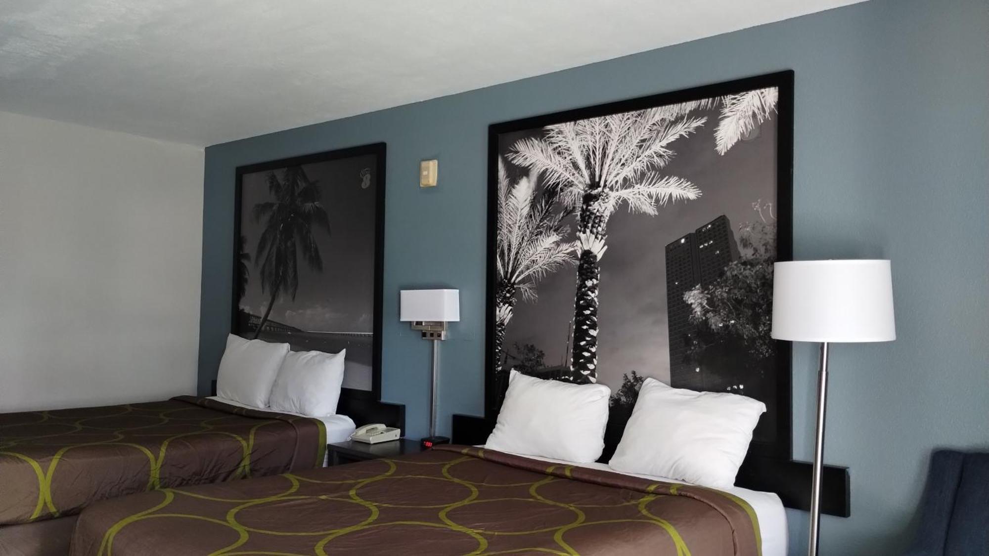 Hotel Super 8 By Wyndham Near Lauderdale Arpt 2*