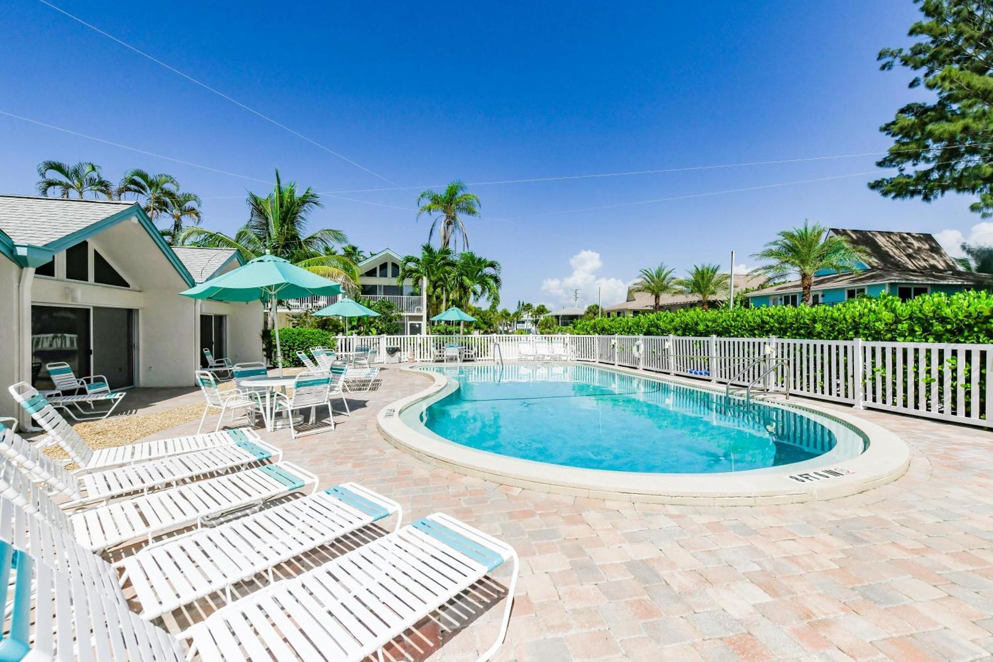 Coconuts Poolside #115 Holiday home