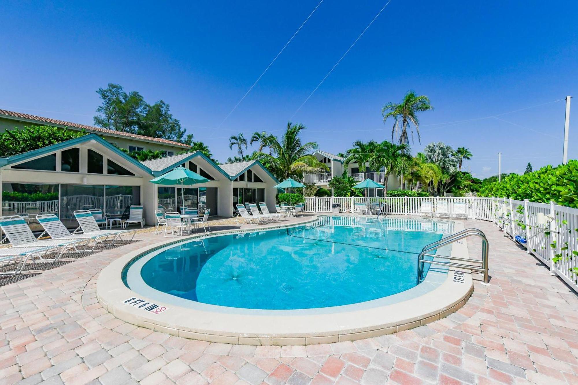 Coconuts Poolside #115 Holiday home *