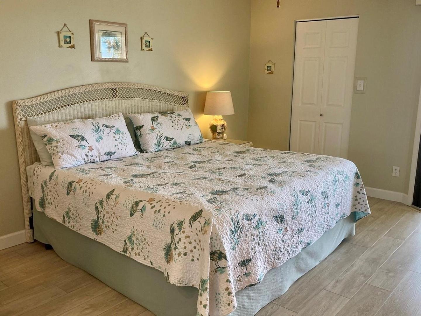 Apartment Westbay Point Moorings 214 *