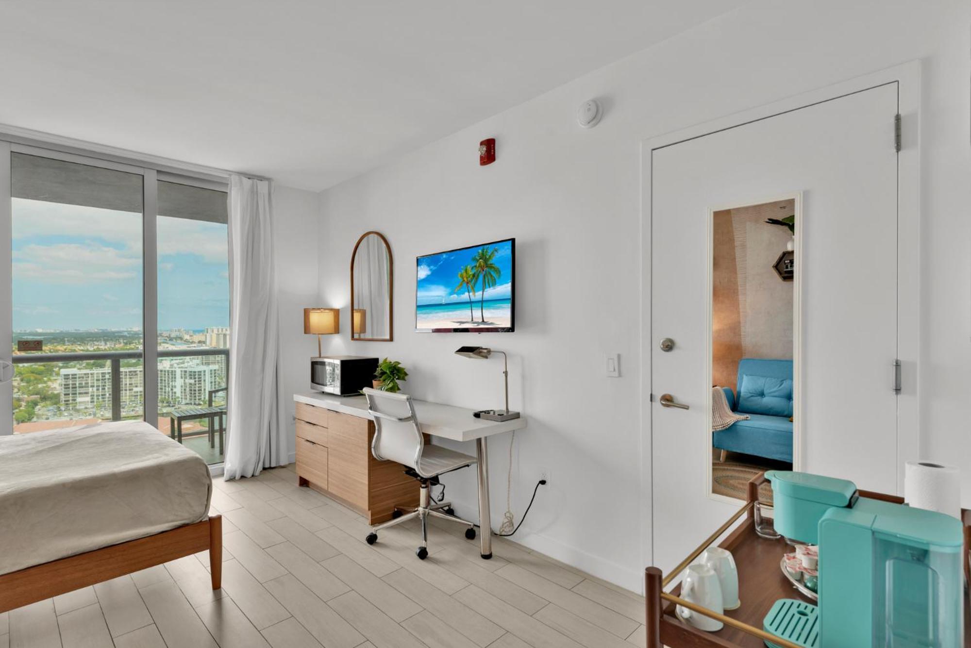 Water View Building With Pool - 5-min Walk To The - Cozy Aparthotel Hallandale Beach