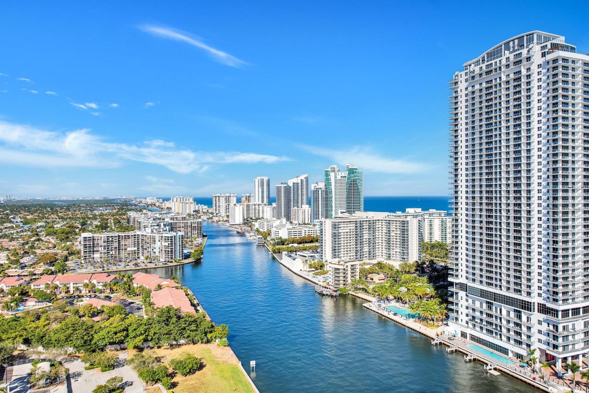 Water View Building With Pool - 5-min Walk To The - Cozy * Hallandale Beach