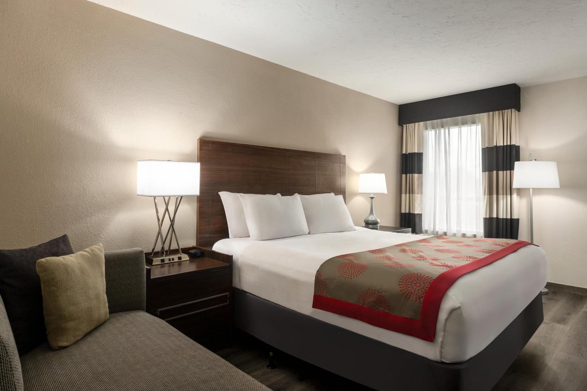 Hotel Ramada By Wyndham Waterfront 2*