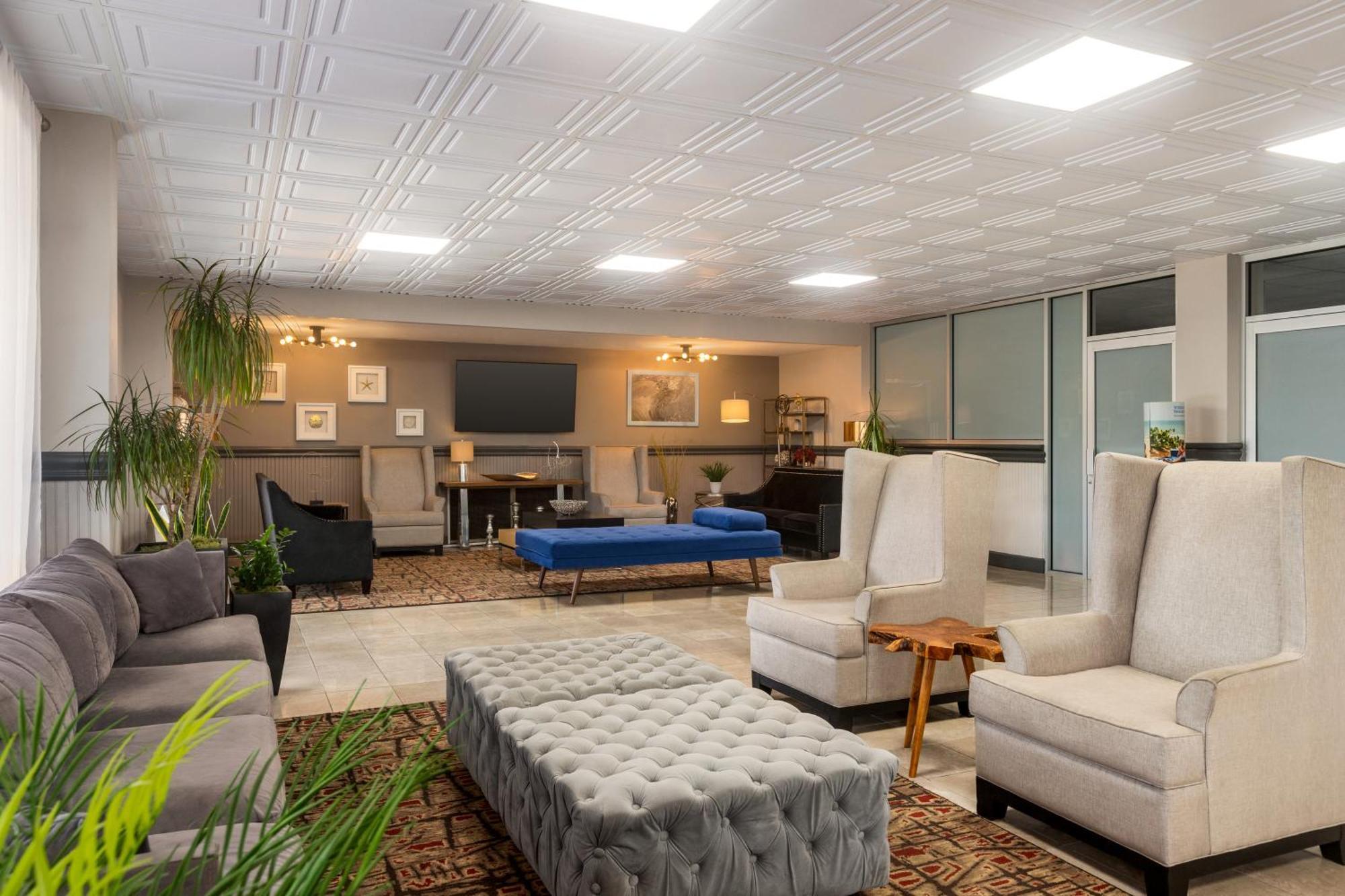Ramada By Wyndham Waterfront Hotel 2*