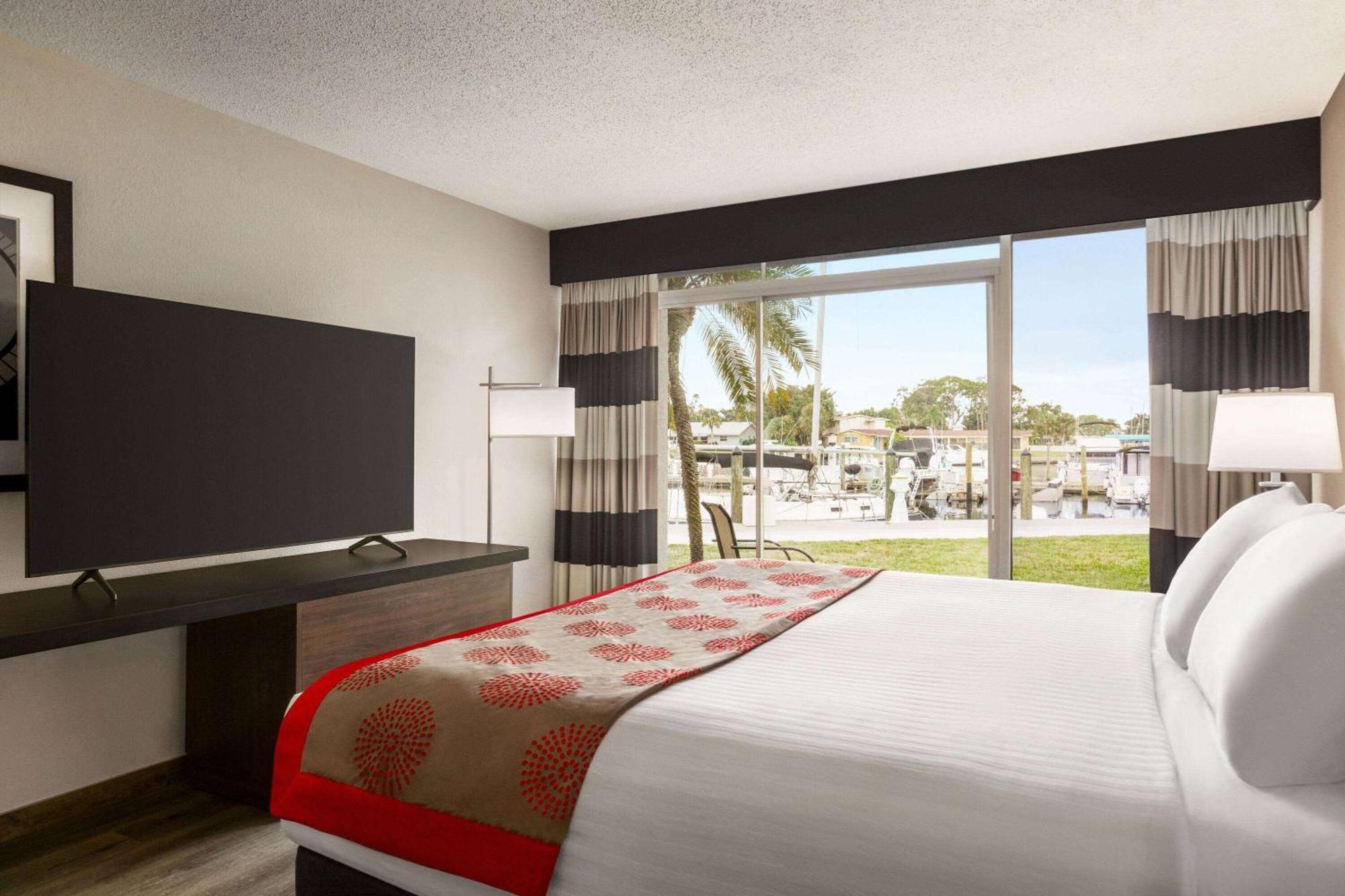 Ramada By Wyndham Waterfront Hotel 2*