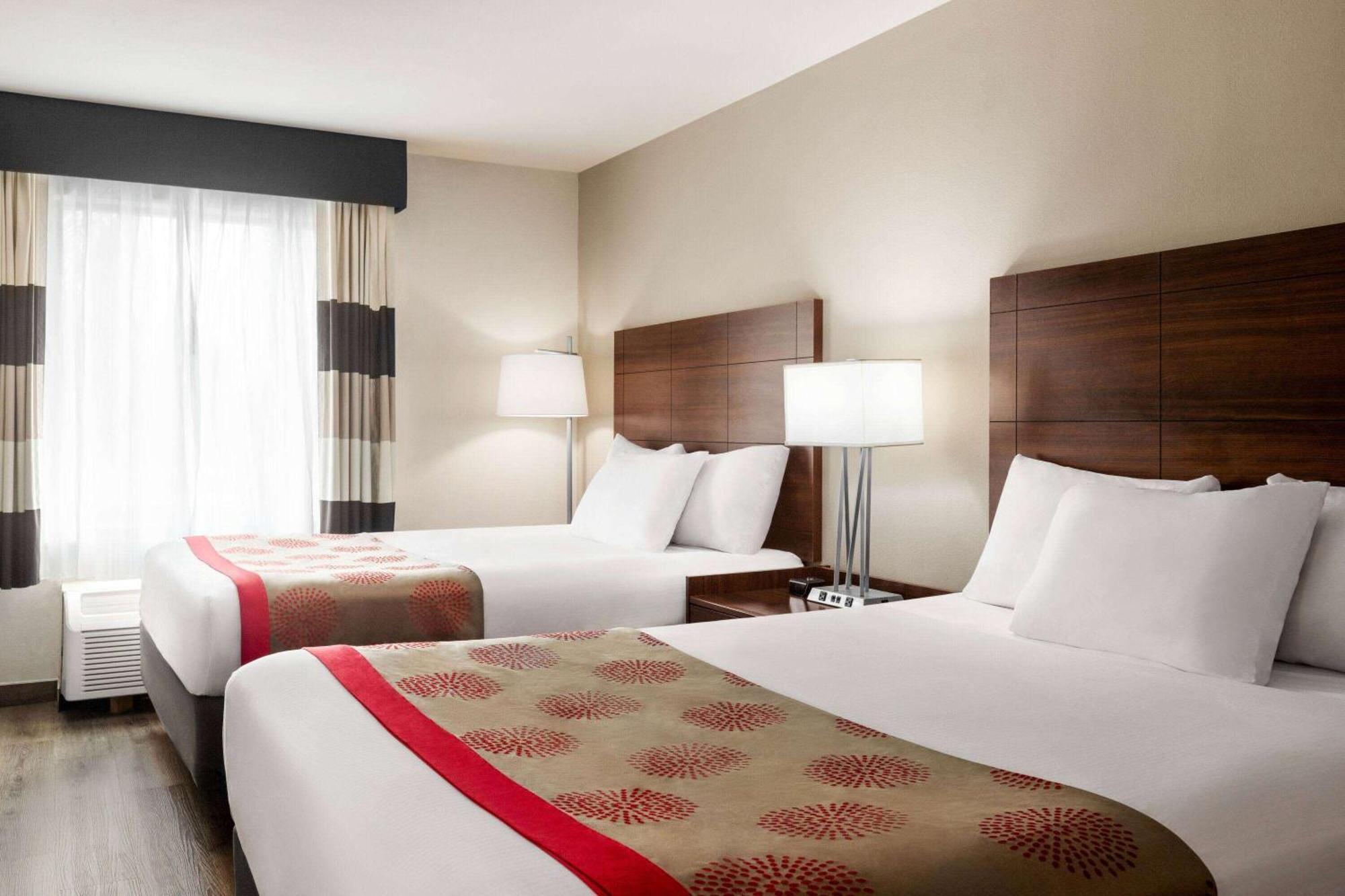 Hotel Ramada By Wyndham Waterfront