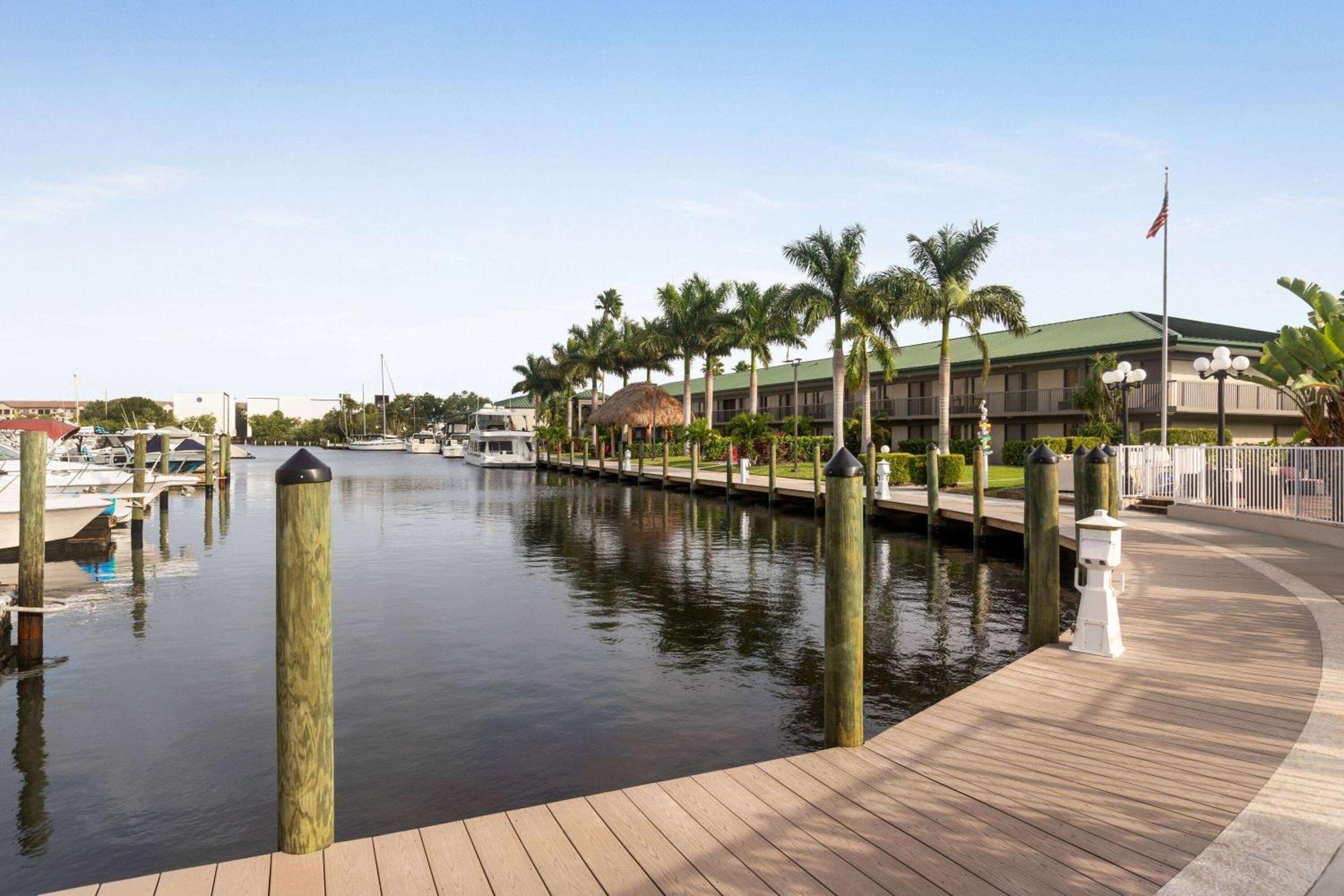 Ramada By Wyndham Waterfront 2*