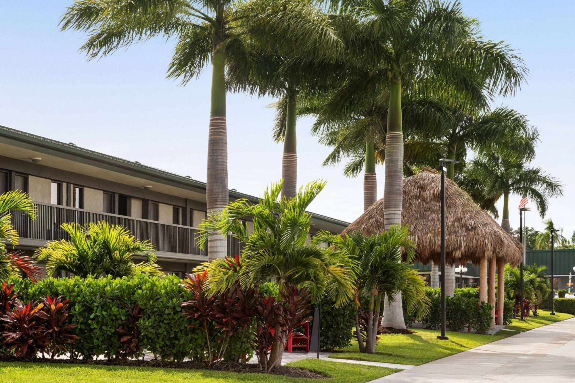Hotel Ramada By Wyndham Waterfront 2*