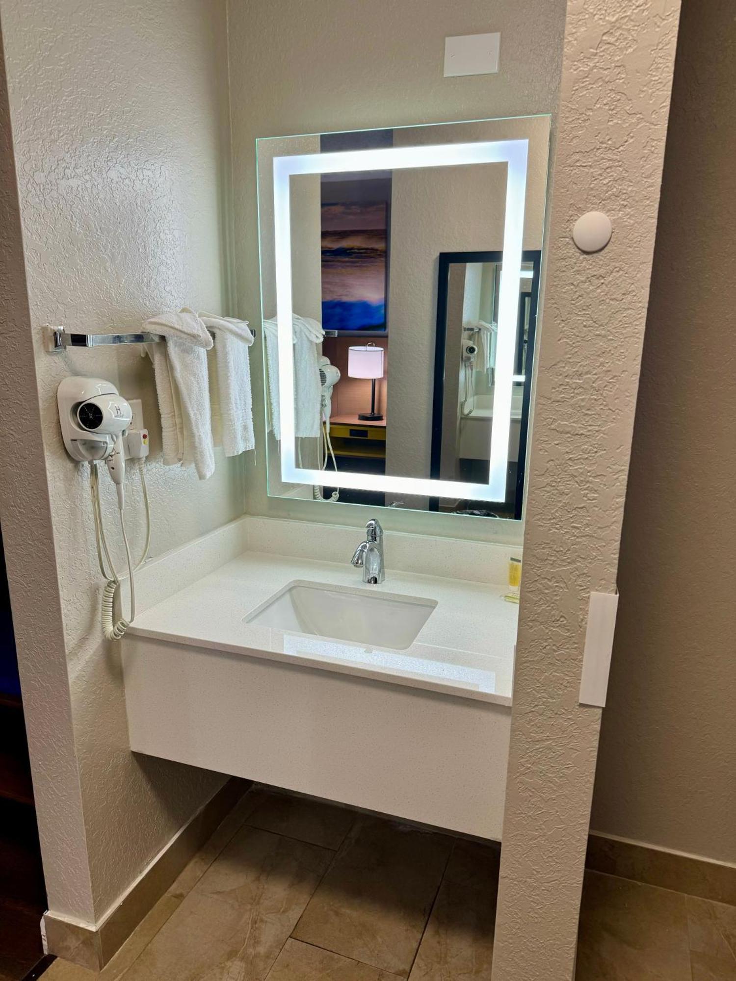 Hotel Days By Wyndham I-75 Sarasota