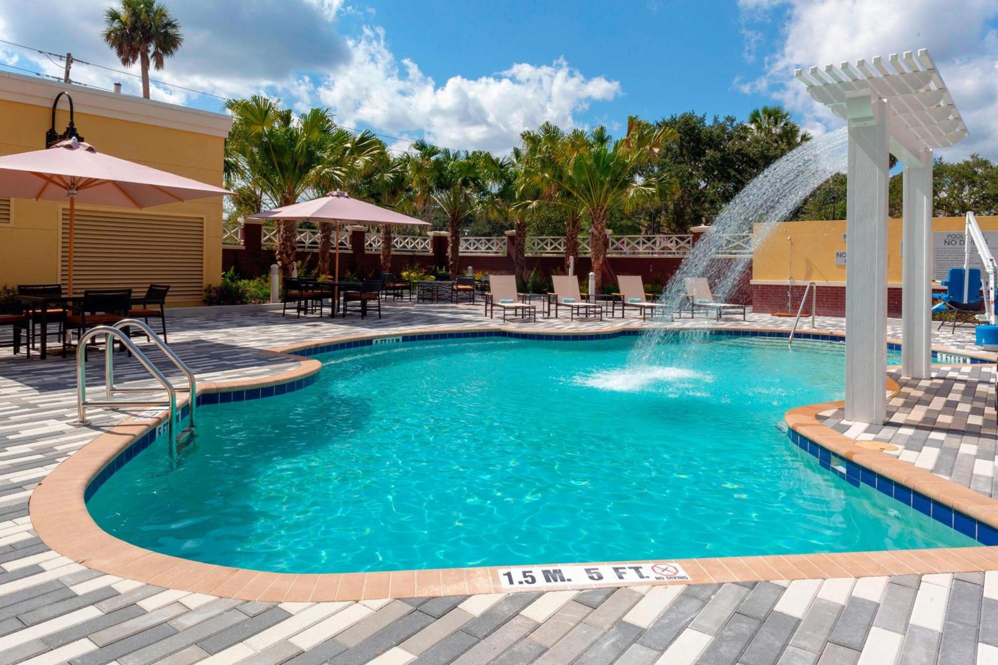 Courtyard By Marriott Historic Downtown Hotel DeLand