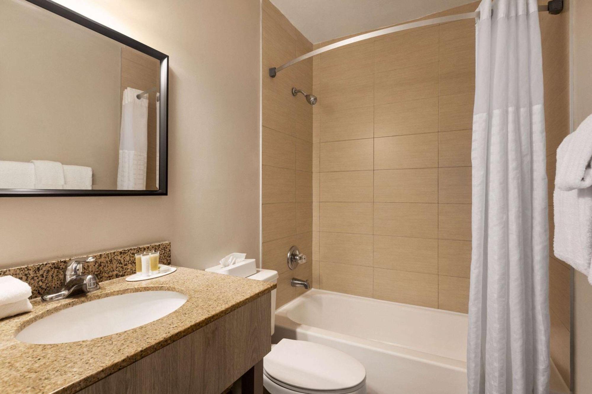 Days By Wyndham Miami Airport North