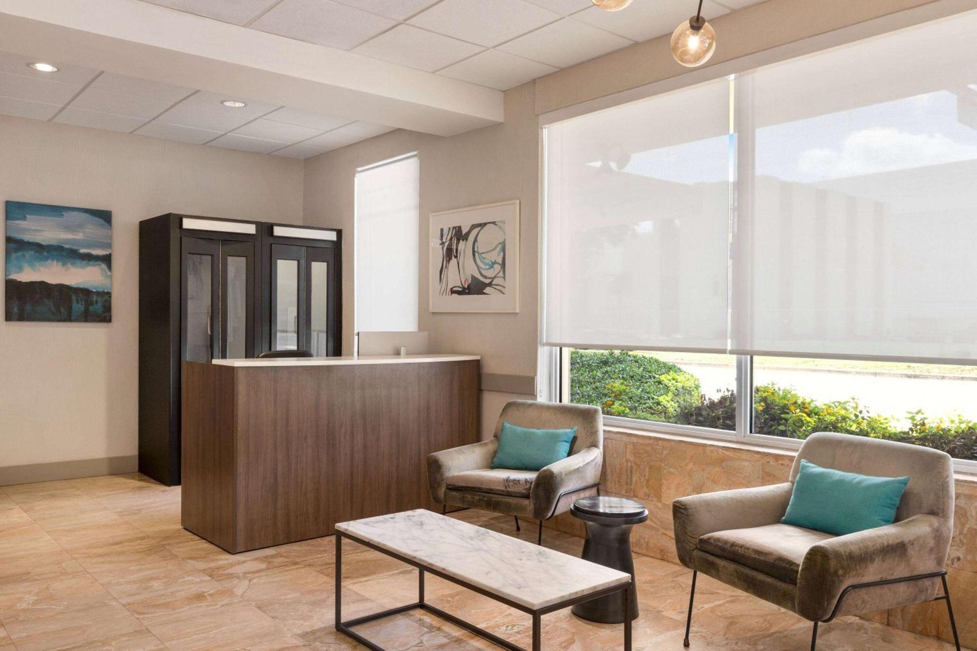 Days By Wyndham Miami Airport North 2*
