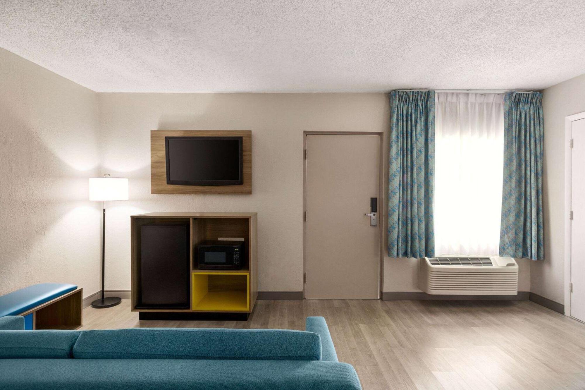 Days By Wyndham Miami Airport North Hotel 2*
