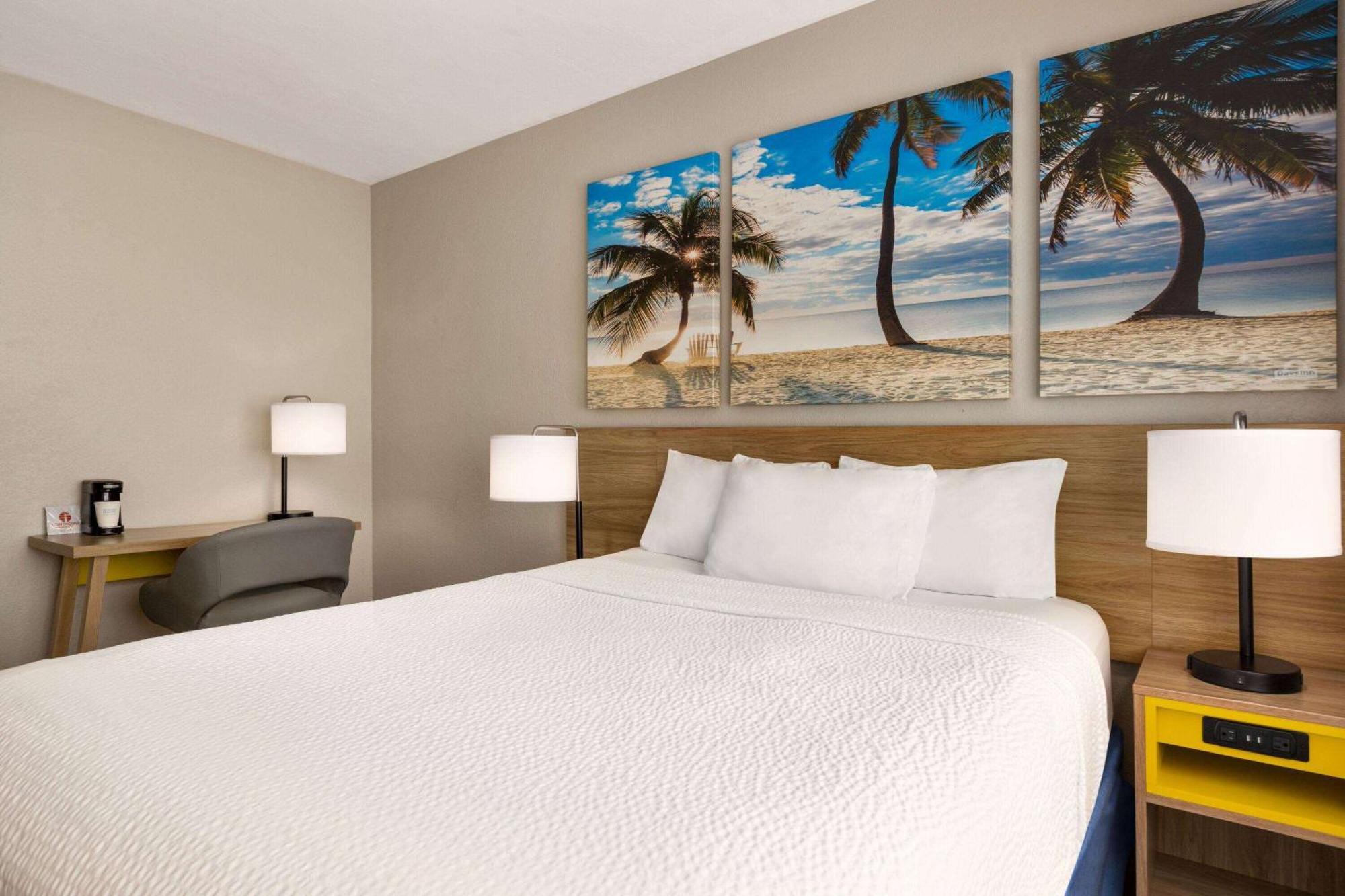 Days By Wyndham Miami Airport North Hotel 2*