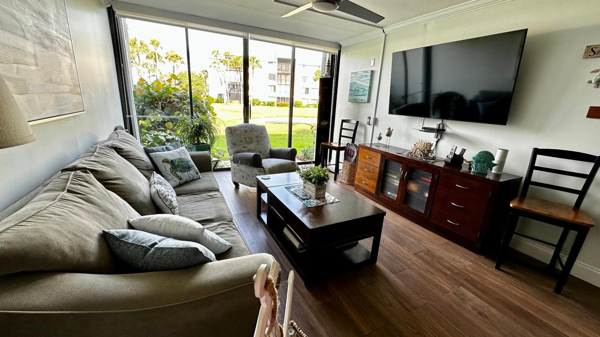 Apartment Excellent Front Community, Golf Course, Tennis, Sunny Weather Year Round! *
