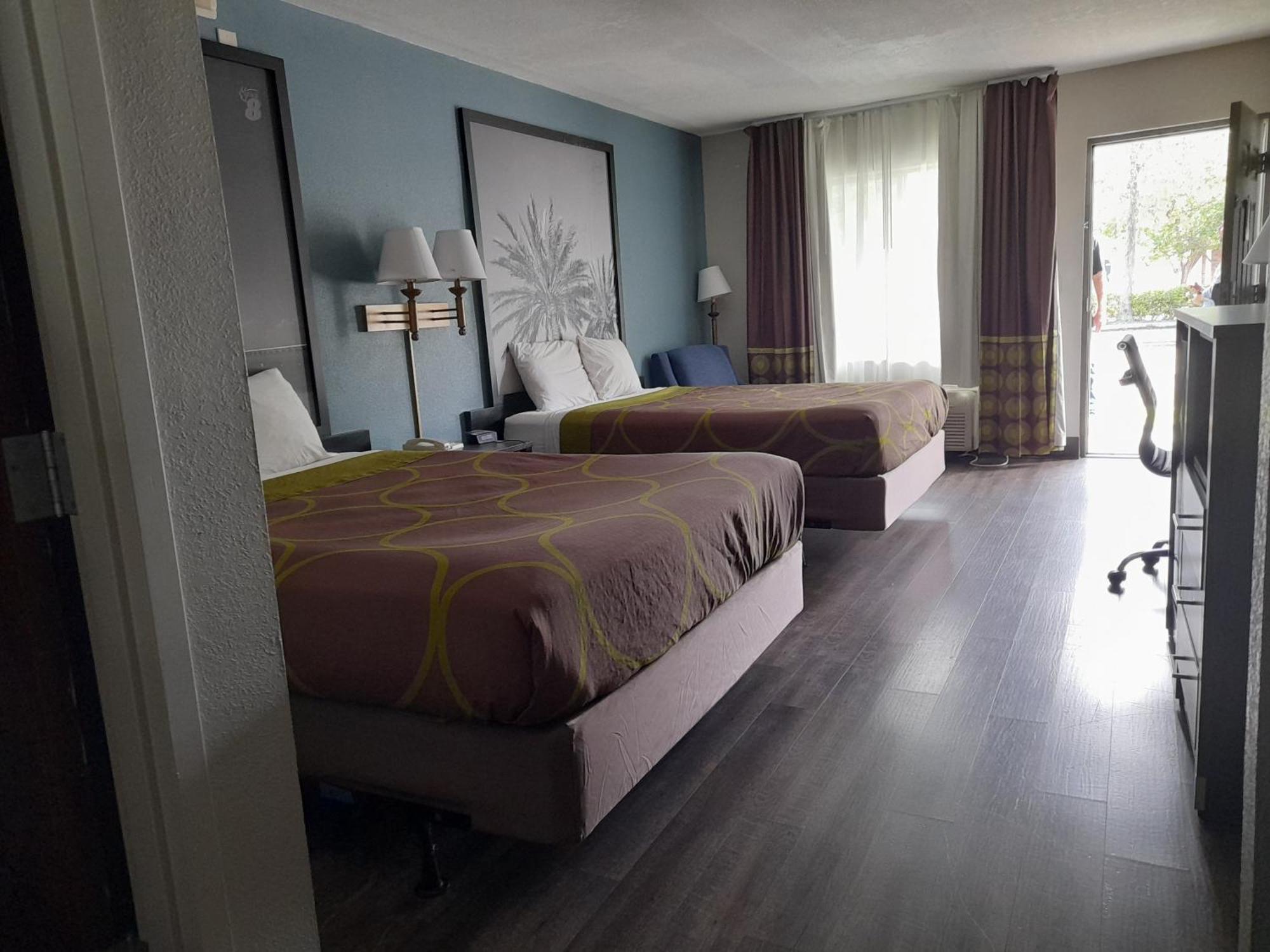 Hotel Super 8 By Wyndham Near Lauderdale Arpt 2*