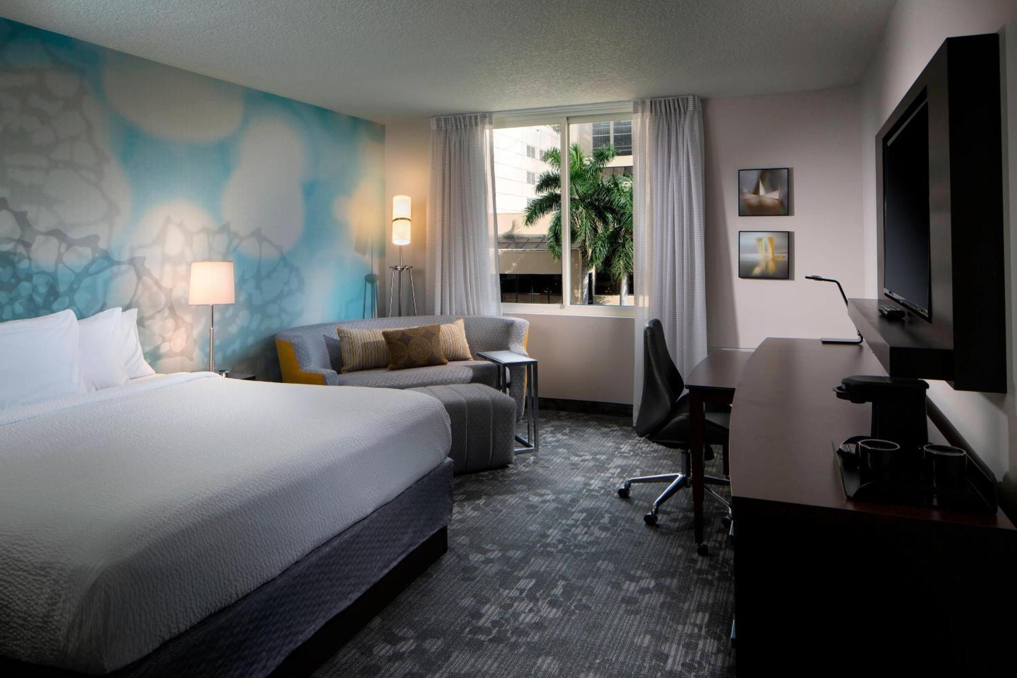 Courtyard Miami Dadeland 3*