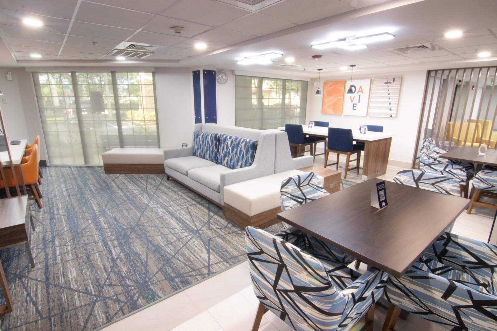 Express And Lauderdale Airport West By Ihg 3*