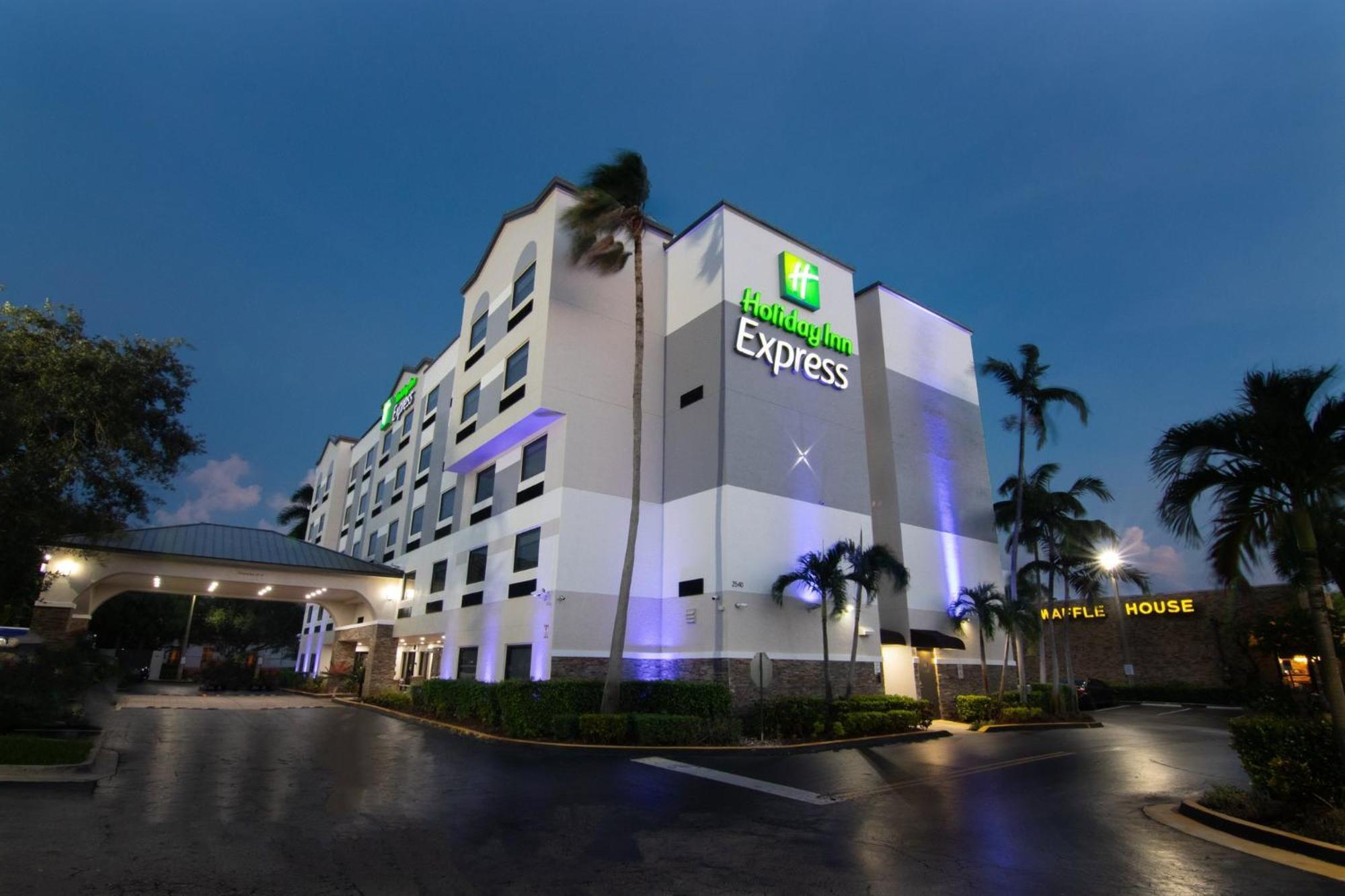 Express And Lauderdale Airport West By Ihg Hotel 3*
