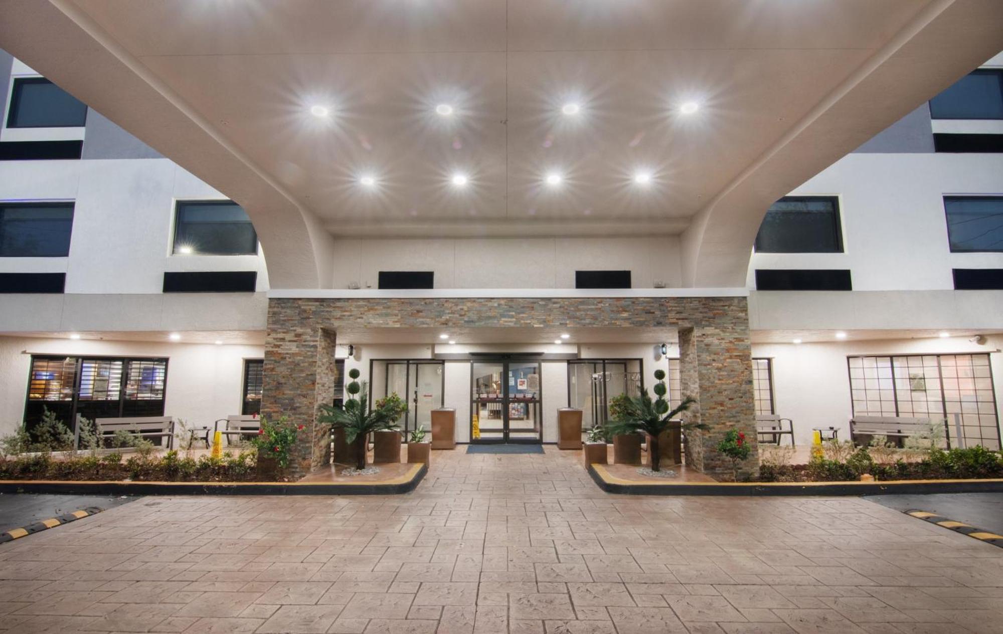 Express And Lauderdale Airport West By Ihg 3*