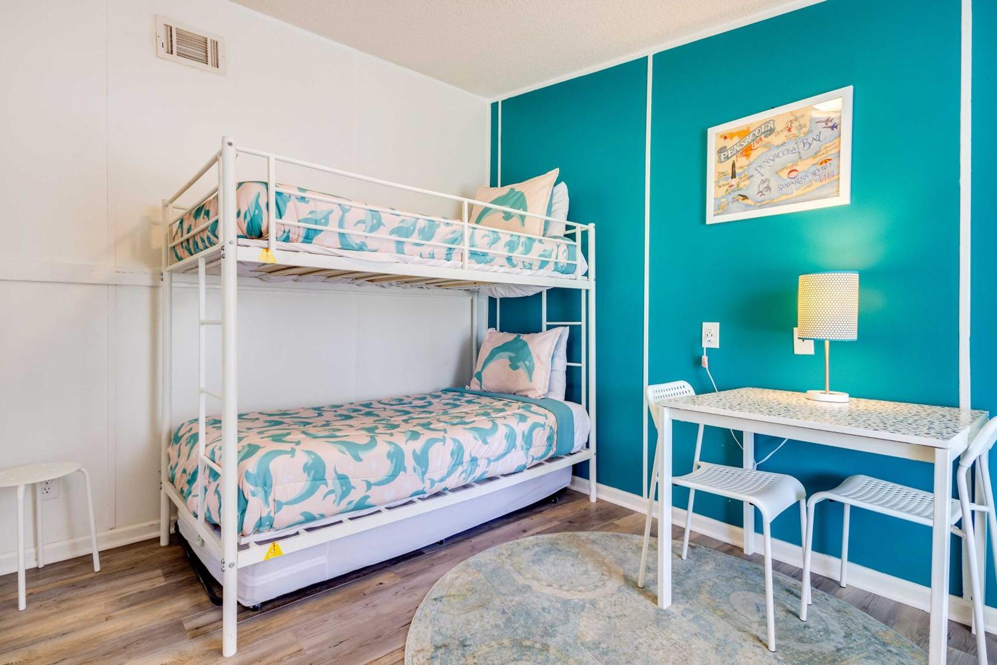 Stunning Home, 8 Mi To Downtown! Holiday home *