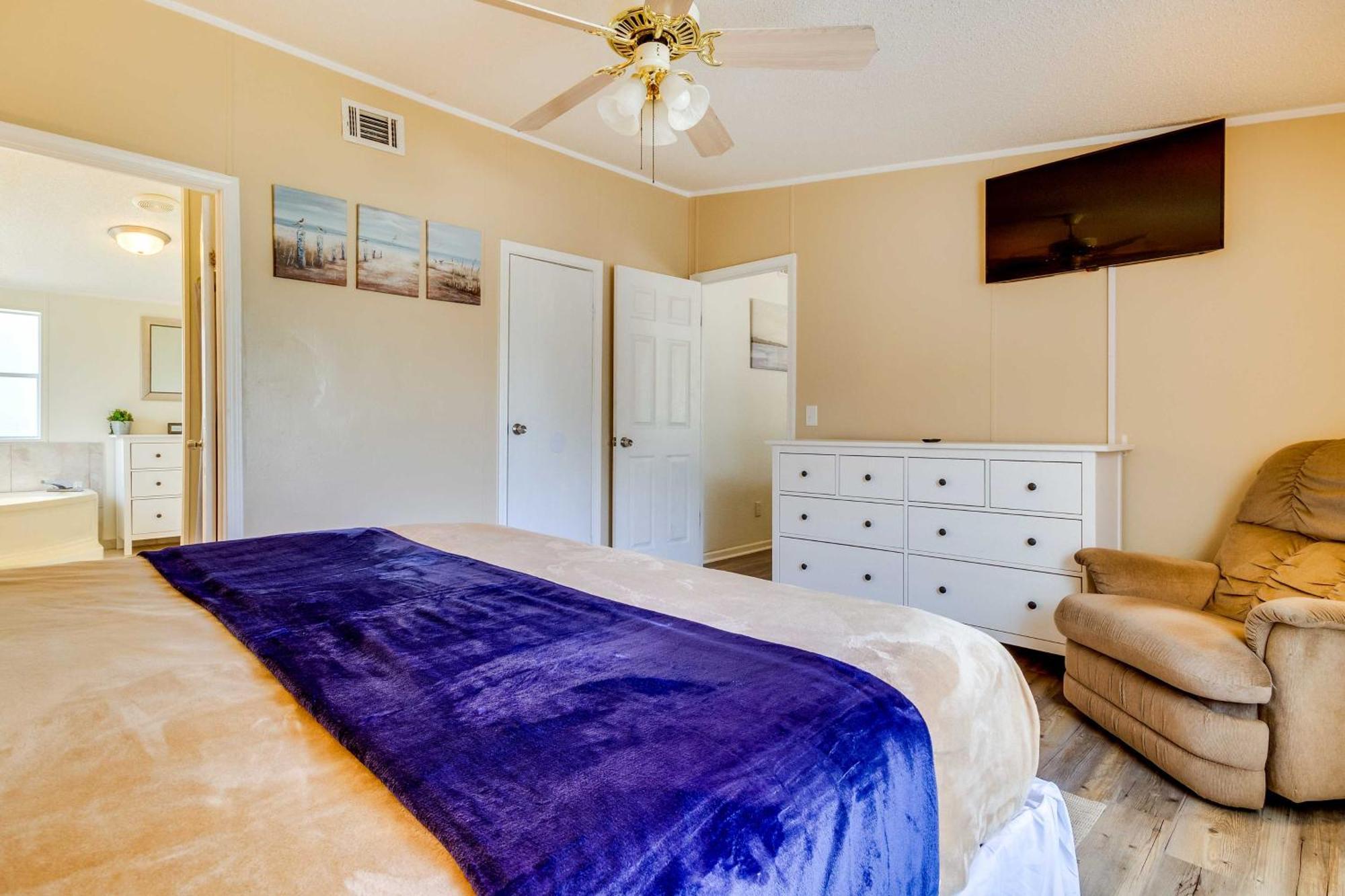Stunning Home, 8 Mi To Downtown! Holiday home *