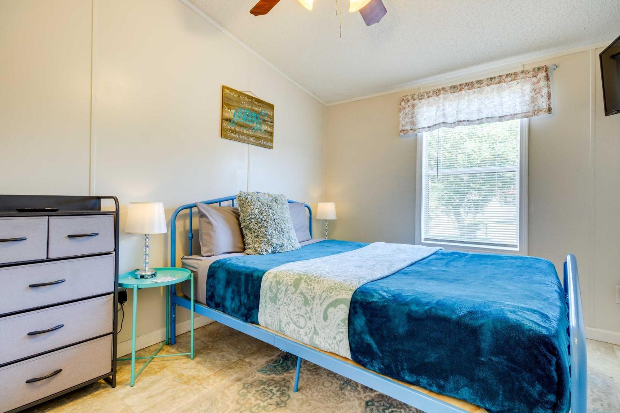 Stunning Home, 8 Mi To Downtown! Holiday home