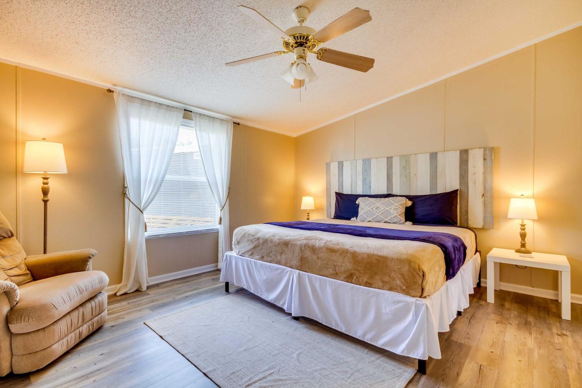 Stunning Home, 8 Mi To Downtown! Holiday home
