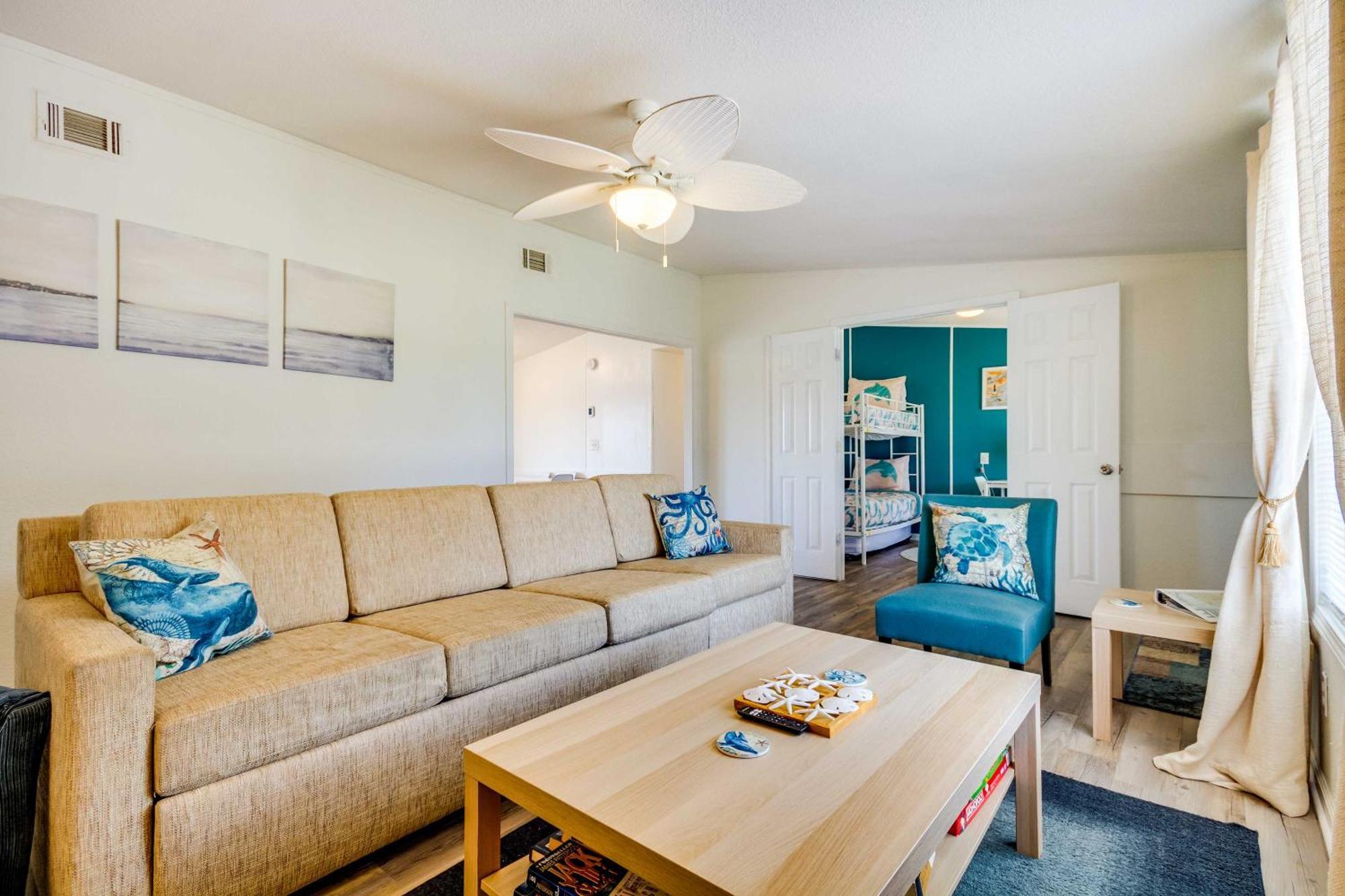 Stunning Home, 8 Mi To Downtown! Holiday home *