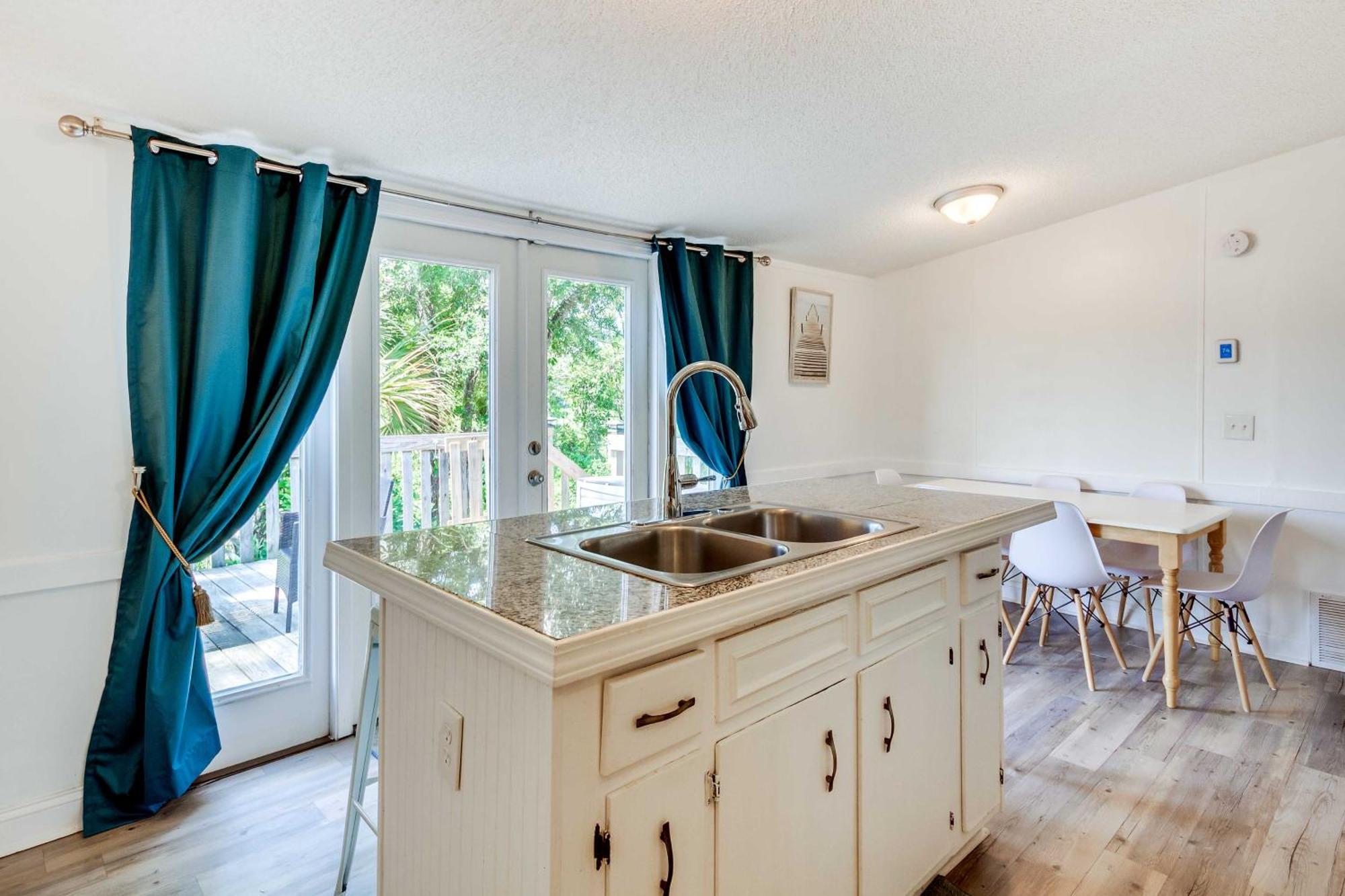 Stunning Home, 8 Mi To Downtown! Pensacola