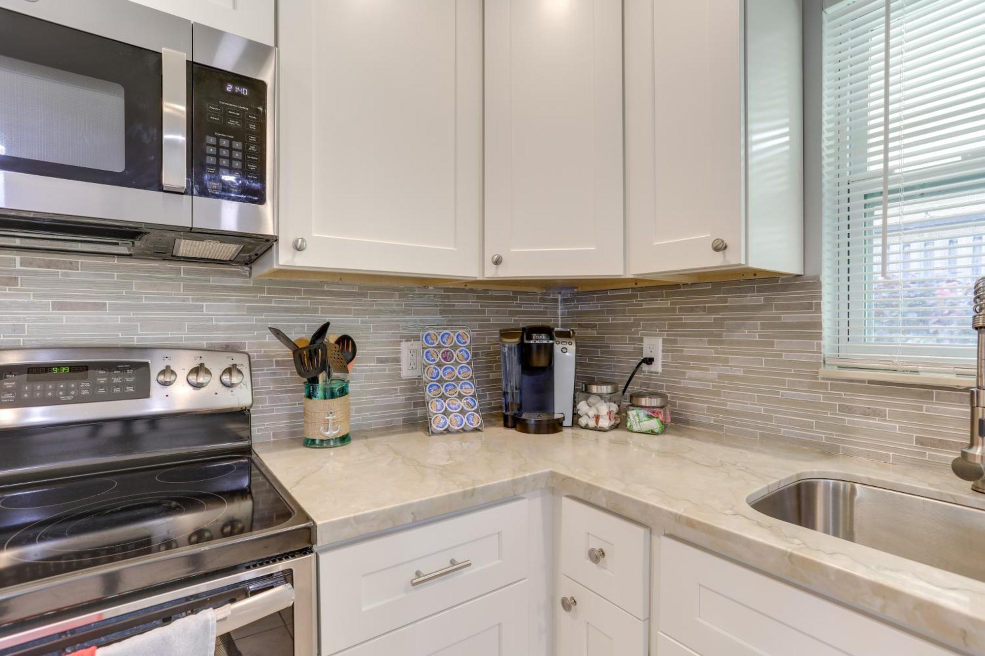 Coastal Townhome With Patio About 2 Mi To Beach! *