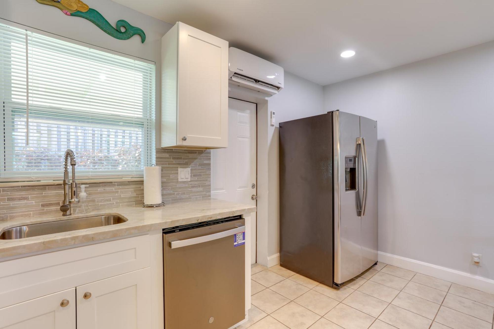 Holiday home Coastal Townhome With Patio About 2 Mi To Beach!