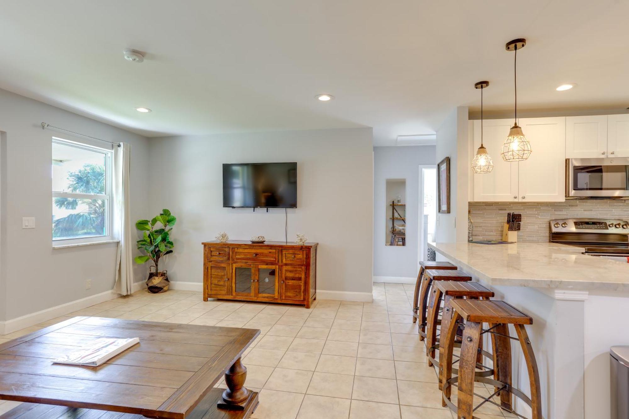 Coastal Townhome With Patio About 2 Mi To Beach!