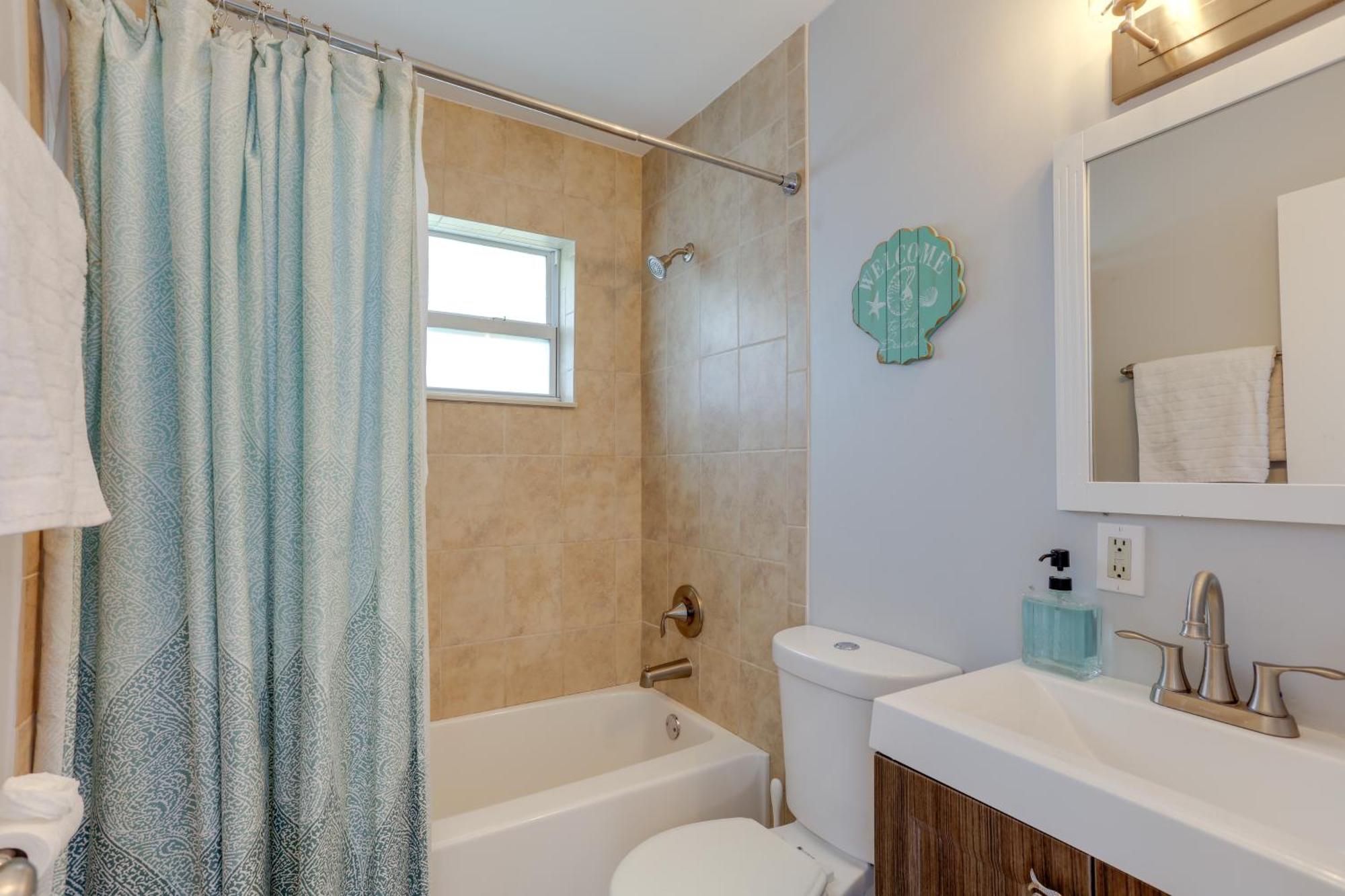 Coastal Townhome With Patio About 2 Mi To Beach! Holiday home *
