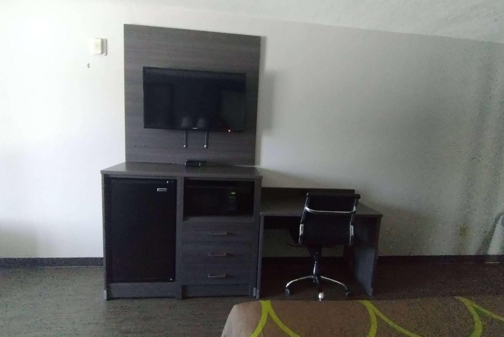Super 8 By Wyndham Near Lauderdale Arpt Hotel 2*