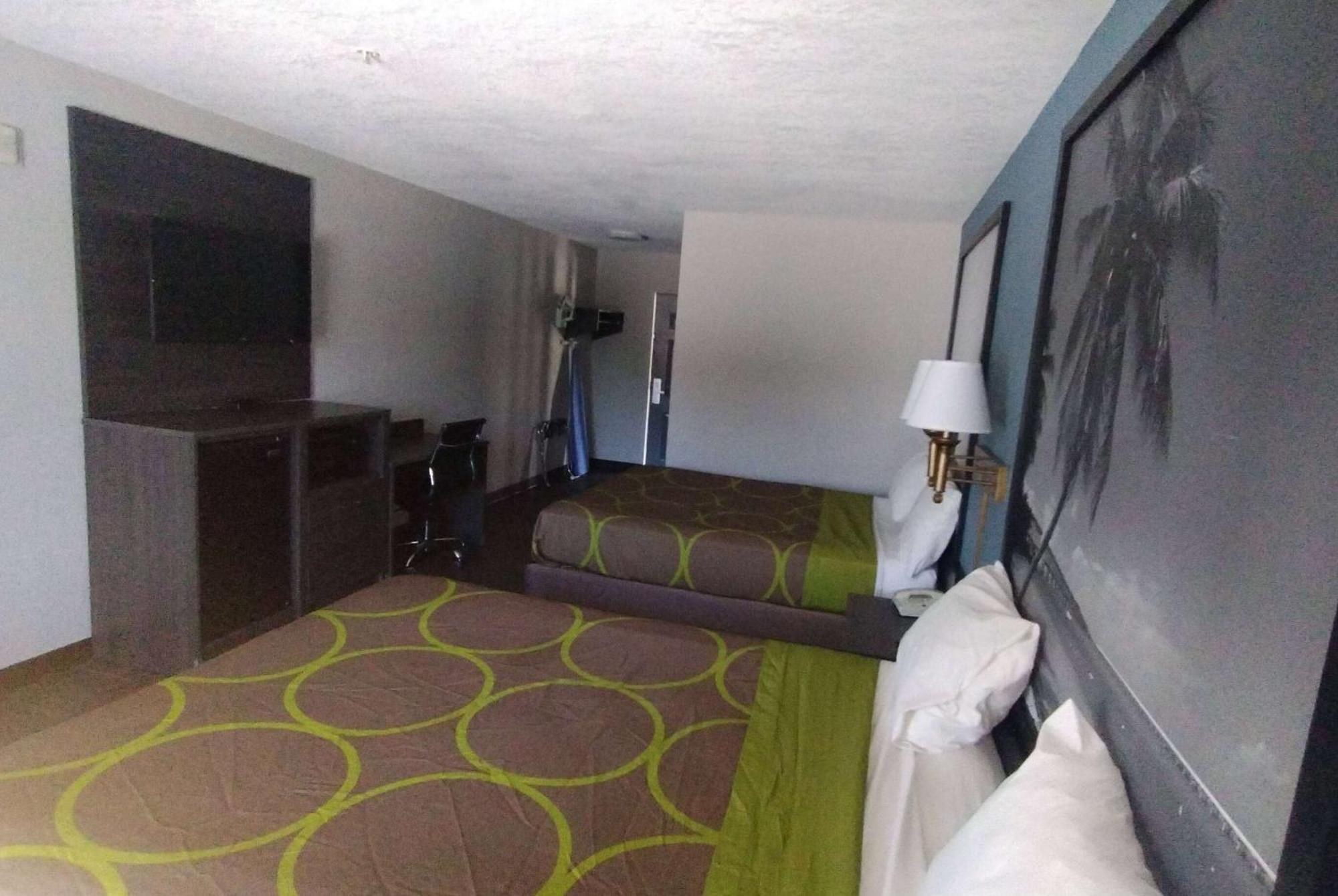 Super 8 By Wyndham Near Lauderdale Arpt Hotel