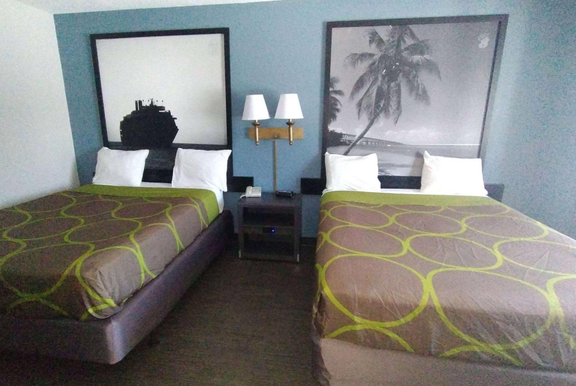 Hotel Super 8 By Wyndham Near Lauderdale Arpt 2*
