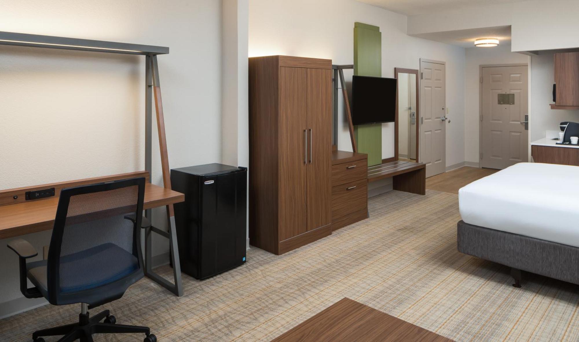 Express & International Airport By Ihg Hotel 2*