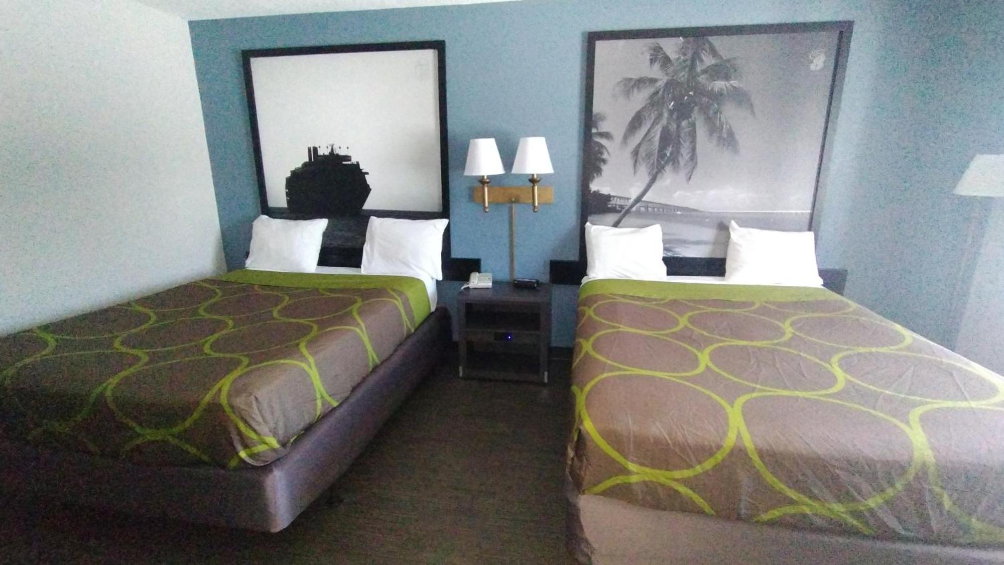 Super 8 By Wyndham Near Lauderdale Arpt Hotel 2*
