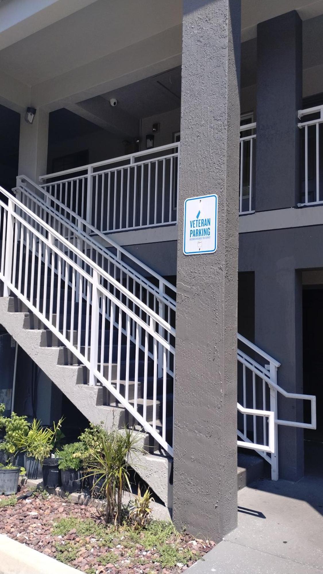 Hotel Super 8 By Wyndham Near Lauderdale Arpt 2*